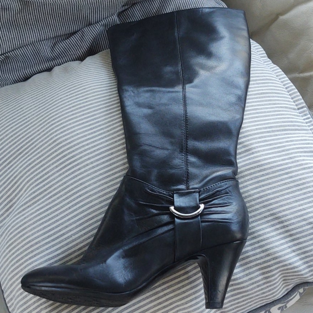 Black leather boots Naturalizer sz 7.5
